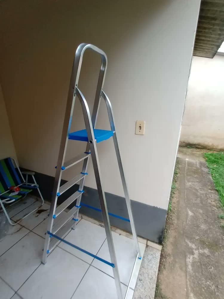 foto de Escada Alumínio 6 Degraus Mor Dobrável Doméstica Residencial Cor Azul e Cinza