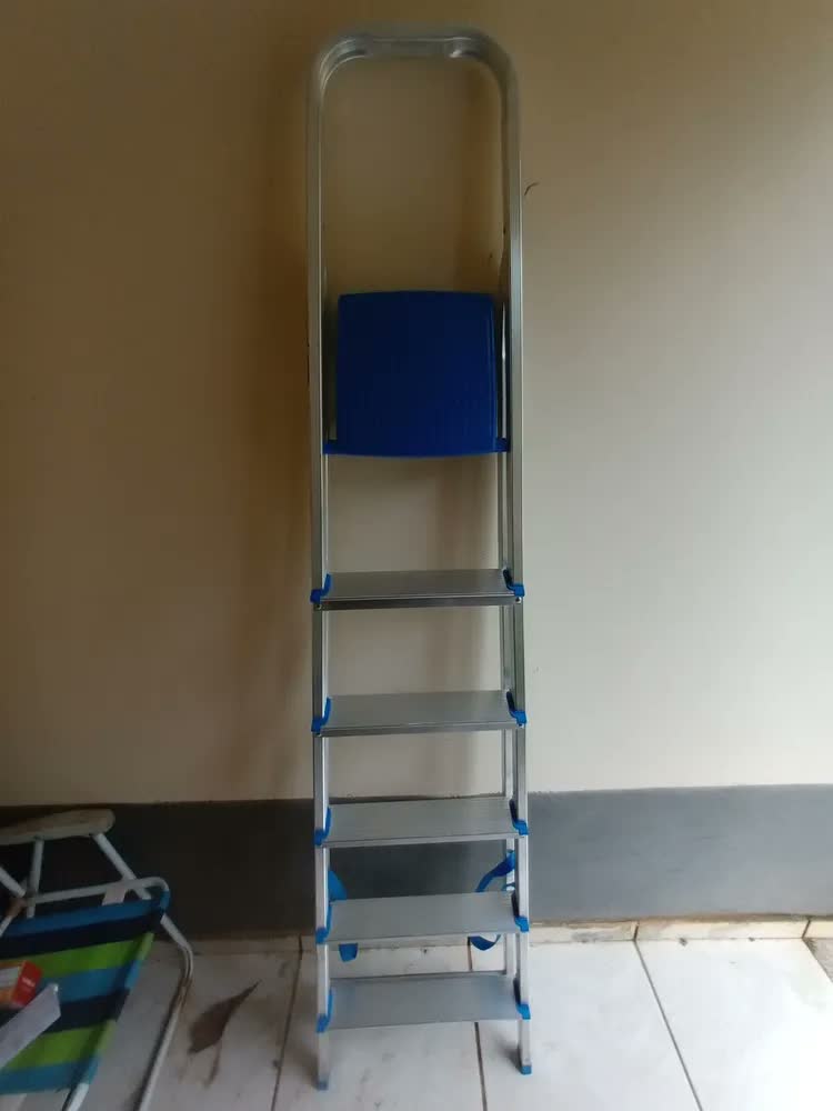 foto de Escada Alumínio 6 Degraus Mor Dobrável Doméstica Residencial Cor Azul e Cinza