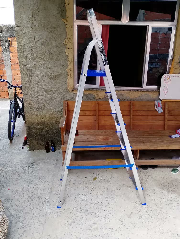foto de Escada Alumínio 6 Degraus Mor Dobrável Doméstica Residencial Cor Azul e Cinza
