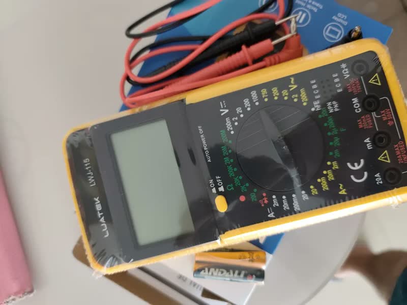 foto de Multímetro Digital Automotivo LWJ-115 Capacímetro Bateria 9V Display LCD