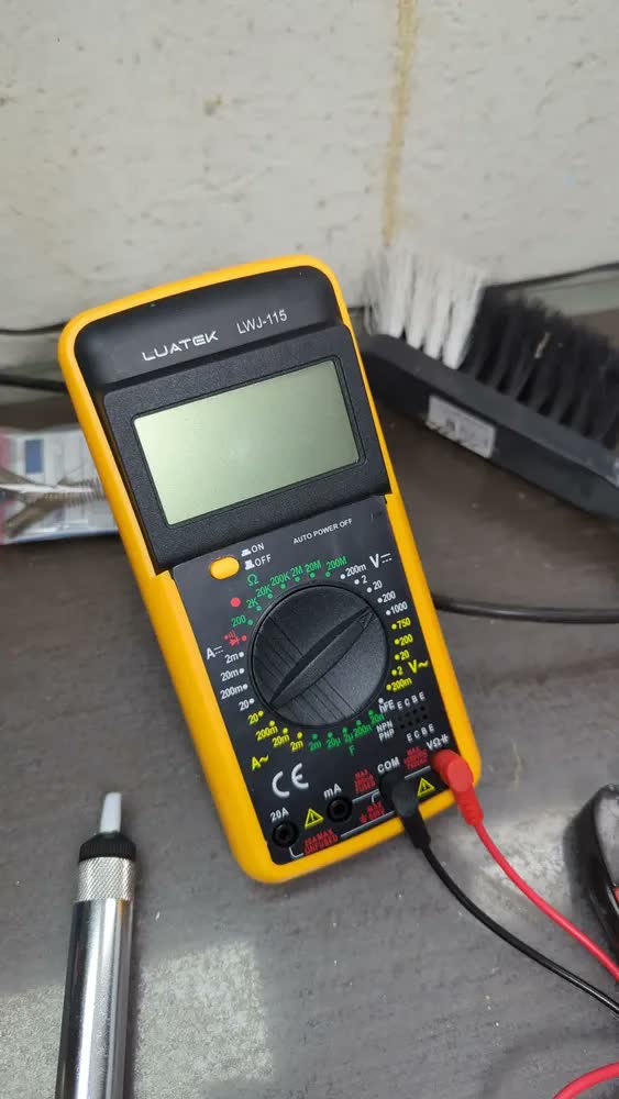 foto de Multímetro Digital Automotivo LWJ-115 Capacímetro Bateria 9V Display LCD
