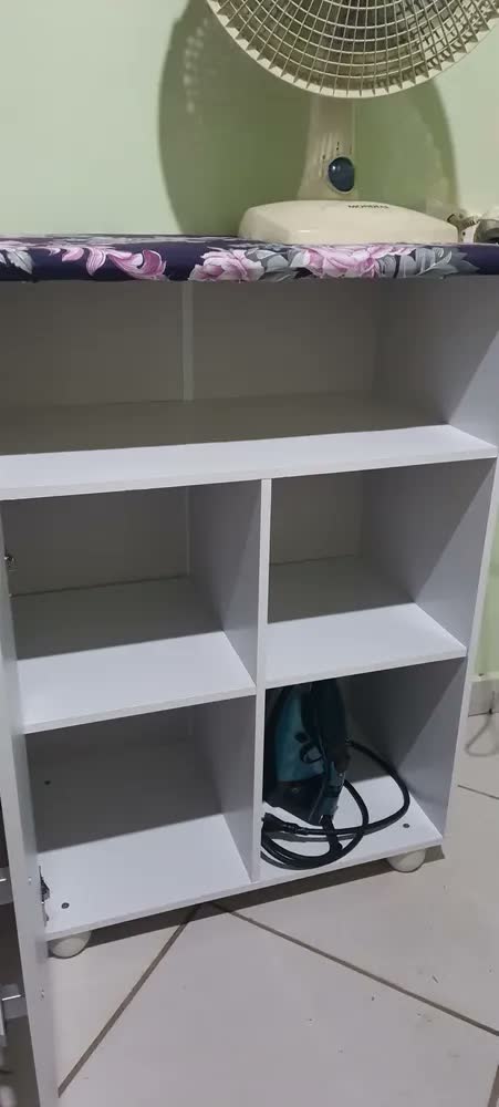 foto de Tabua de Passar Roupa Com Organizador Porta E Prateleiras Cor Branco