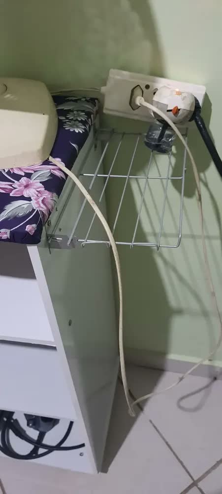 foto de Tabua de Passar Roupa Com Organizador Porta E Prateleiras Cor Branco