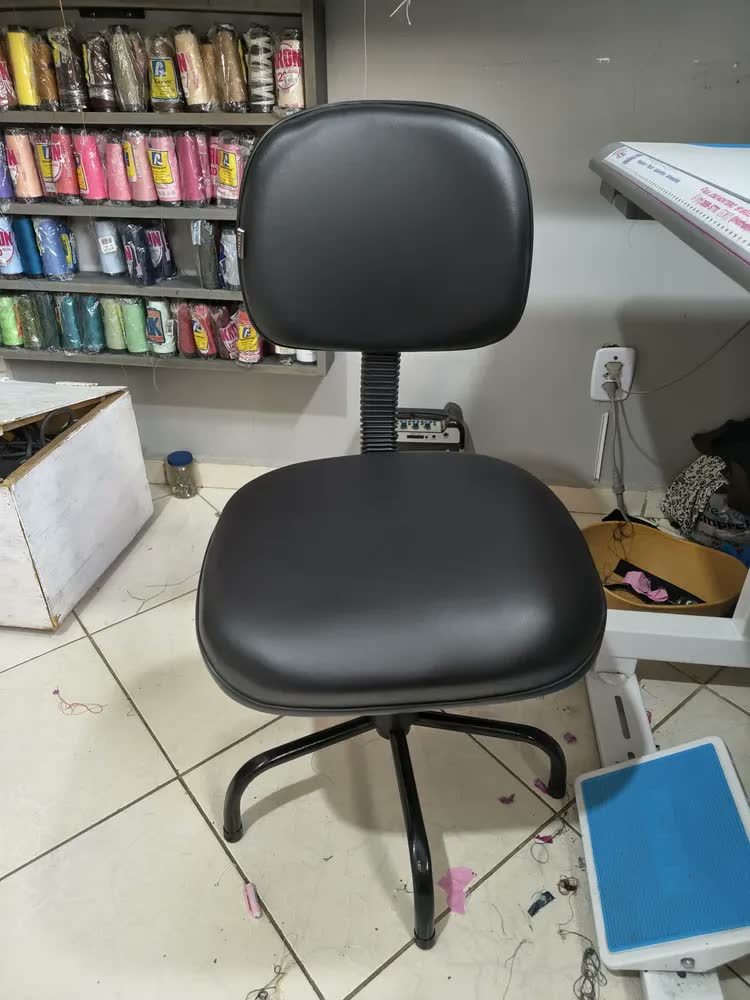 foto de Cadeira Escritório Ergônomica RENAFLEX Costureira Giratória Preto Suporta 120kg