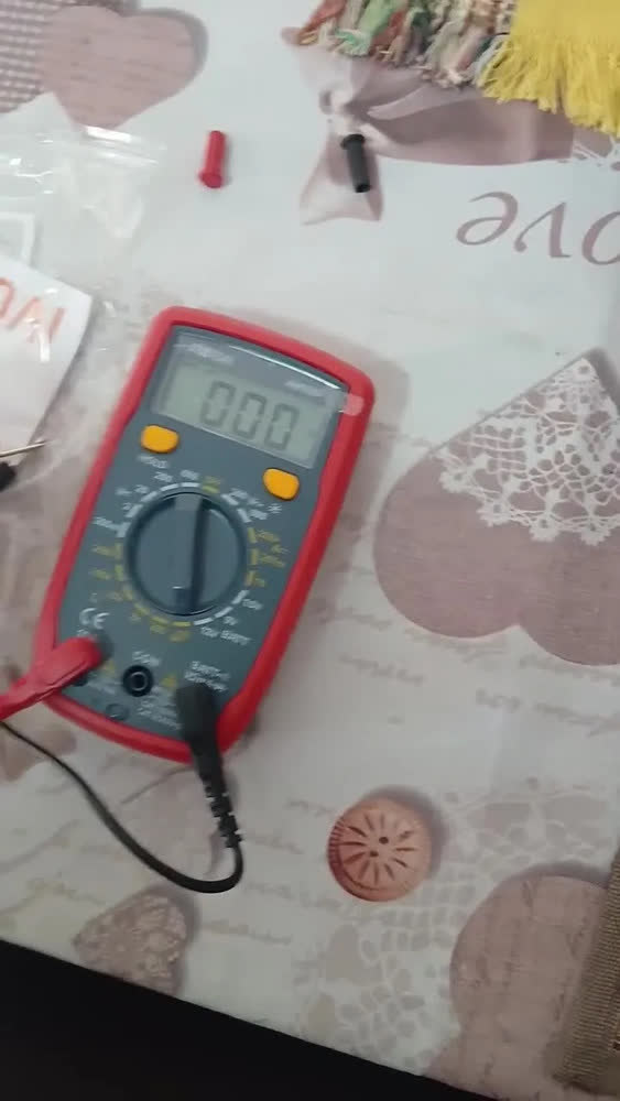 foto de Multímetro digital AstroAI 2000 com voltímetro para CC e CA e ohmímetro,voltímetro e amperímetro;mede tensão,corrente,resistência,continuidade e diodo