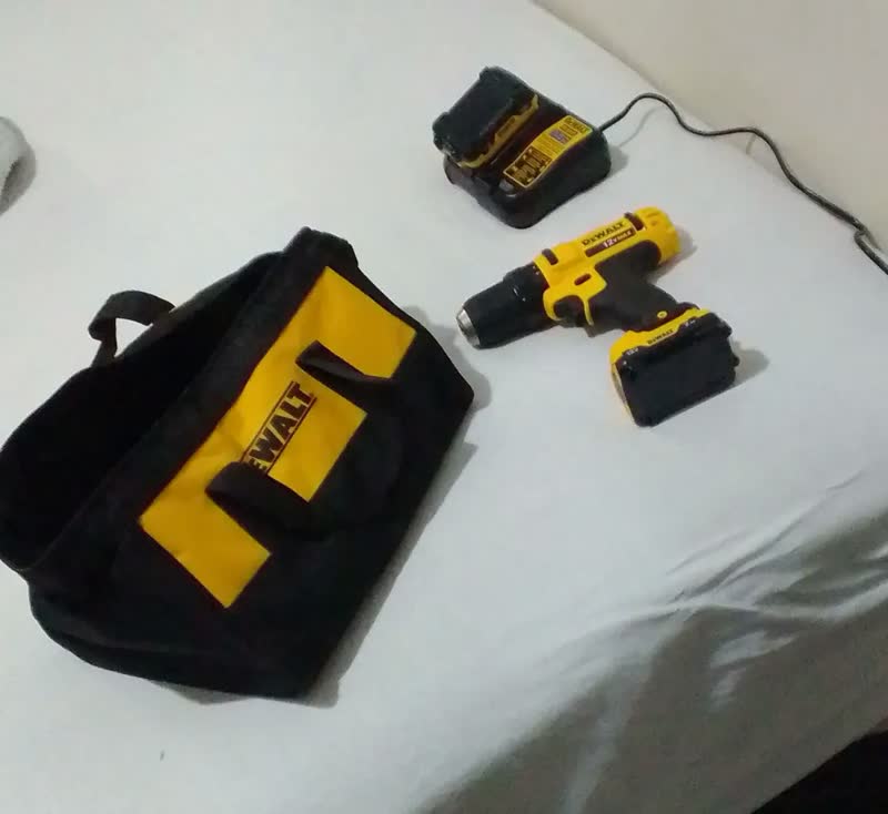 foto de Furadeira e Parafusadeira a Bateria 12V Dewalt Modelo DCD710D2 2 Baterias e 1 Carregador