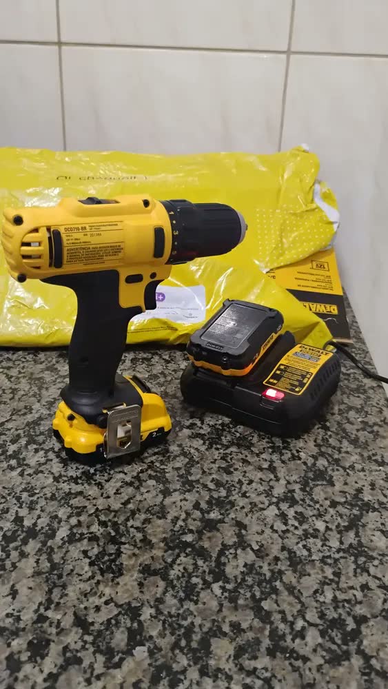 foto de Furadeira e Parafusadeira a Bateria 12V Dewalt Modelo DCD710D2 2 Baterias e 1 Carregador
