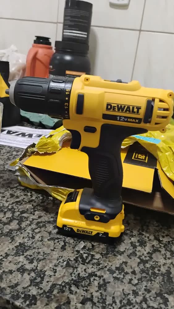 foto de Furadeira e Parafusadeira a Bateria 12V Dewalt Modelo DCD710D2 2 Baterias e 1 Carregador