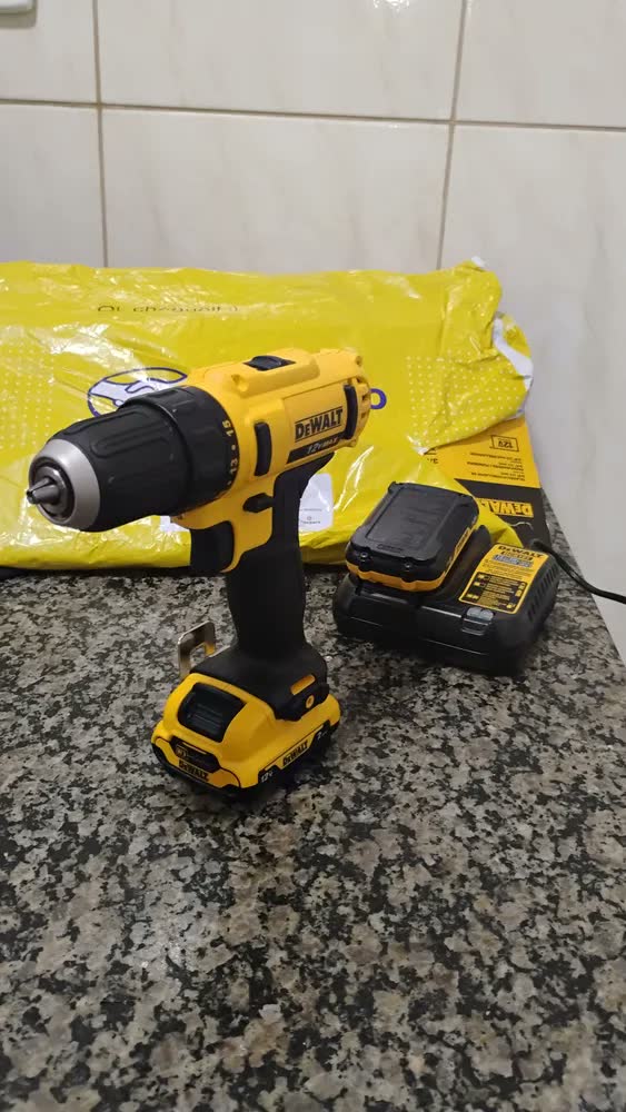 foto de Furadeira e Parafusadeira a Bateria 12V Dewalt Modelo DCD710D2 2 Baterias e 1 Carregador