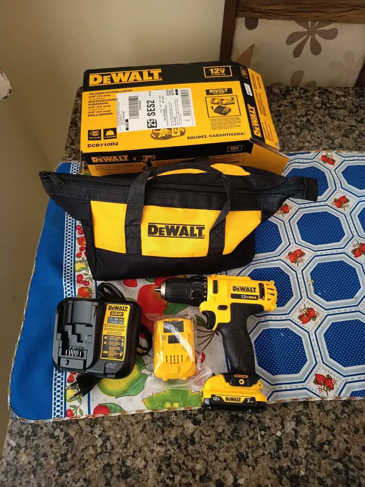 foto de Furadeira e Parafusadeira a Bateria 12V Dewalt Modelo DCD710D2 2 Baterias e 1 Carregador