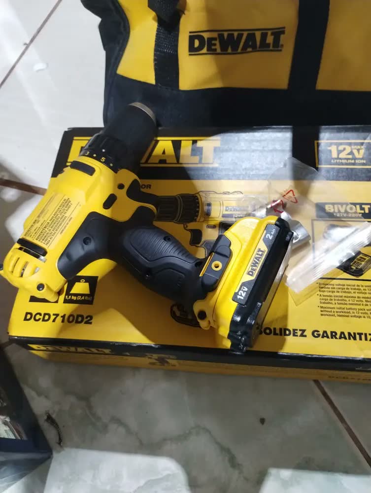 foto de Furadeira e Parafusadeira a Bateria 12V Dewalt Modelo DCD710D2 2 Baterias e 1 Carregador
