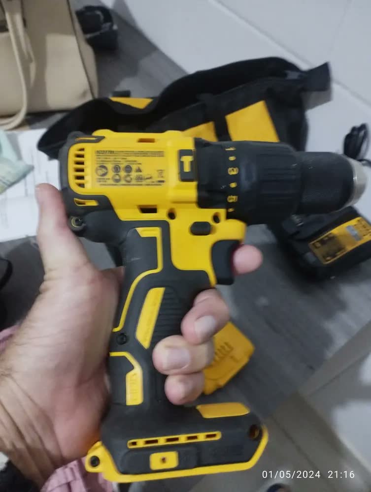 foto de DeWalt Furadeira e Parafusadeira de Impacto DCD7781D1 com Acessórios
