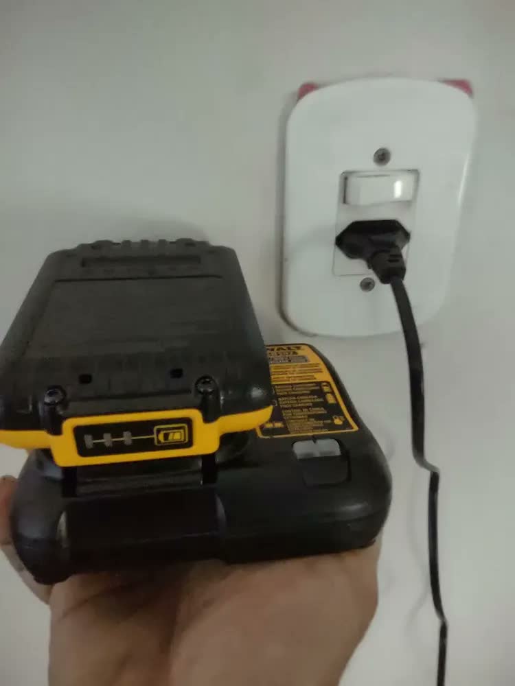 foto de DeWalt Furadeira e Parafusadeira de Impacto DCD7781D1 com Acessórios