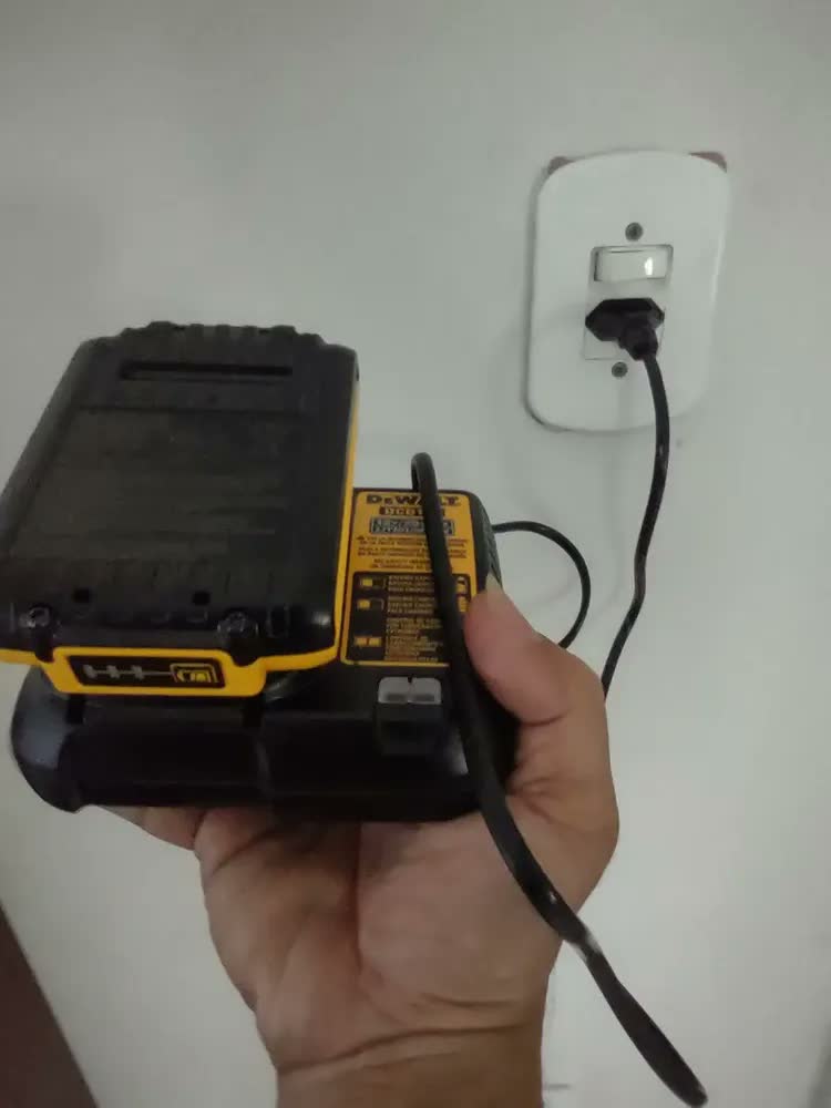 foto de DeWalt Furadeira e Parafusadeira de Impacto DCD7781D1 com Acessórios