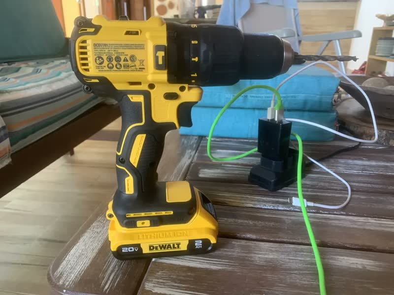 foto de DeWalt Furadeira e Parafusadeira de Impacto DCD7781D1 com Acessórios