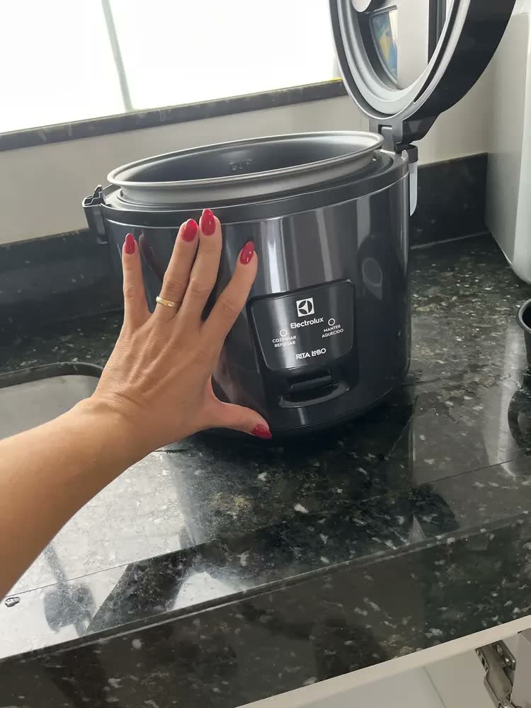foto de Panela Elétrica Electrolux vapor arroz capacidade 3,5L 10 Xícaras 2 em 1 timer panela removível antiaderente tampa com visor transparente ERC30 preto por Rita Lobo​