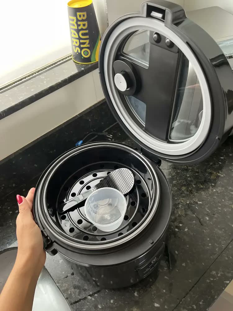 foto de Panela Elétrica Electrolux vapor arroz capacidade 3,5L 10 Xícaras 2 em 1 timer panela removível antiaderente tampa com visor transparente ERC30 preto por Rita Lobo​