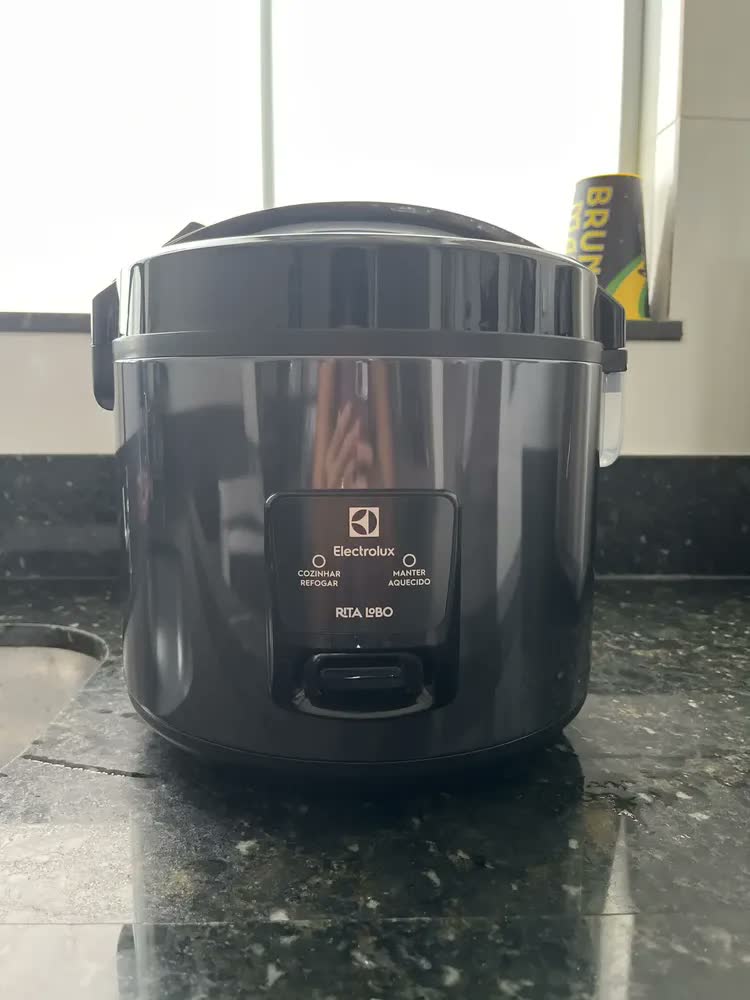 foto de Panela Elétrica Electrolux vapor arroz capacidade 3,5L 10 Xícaras 2 em 1 timer panela removível antiaderente tampa com visor transparente ERC30 preto por Rita Lobo​