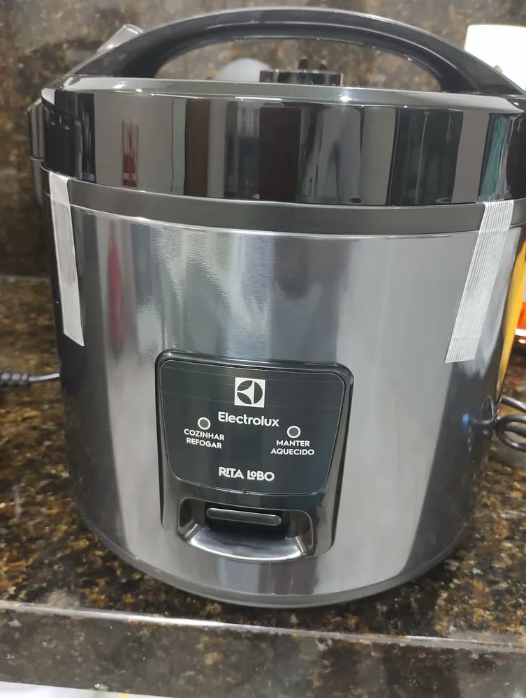 foto de Panela Elétrica Electrolux vapor arroz capacidade 3,5L 10 Xícaras 2 em 1 timer panela removível antiaderente tampa com visor transparente ERC30 preto por Rita Lobo​