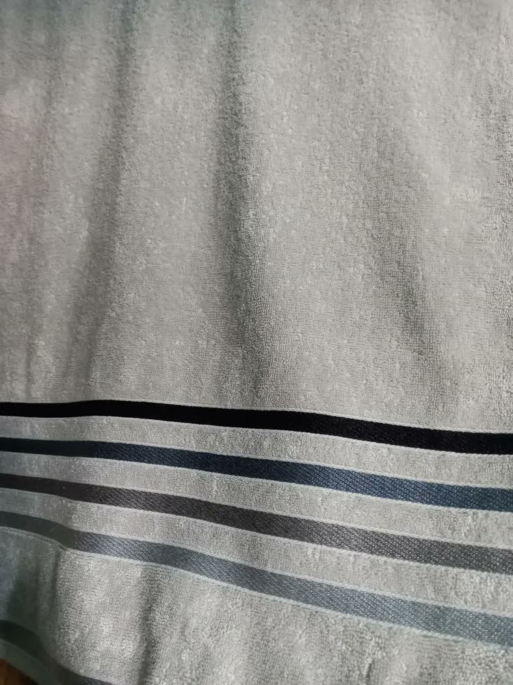 foto de Toalha De Banho Karsten Lumina Fio Penteado Algodão 70x140 Lumina Cinza E Branco