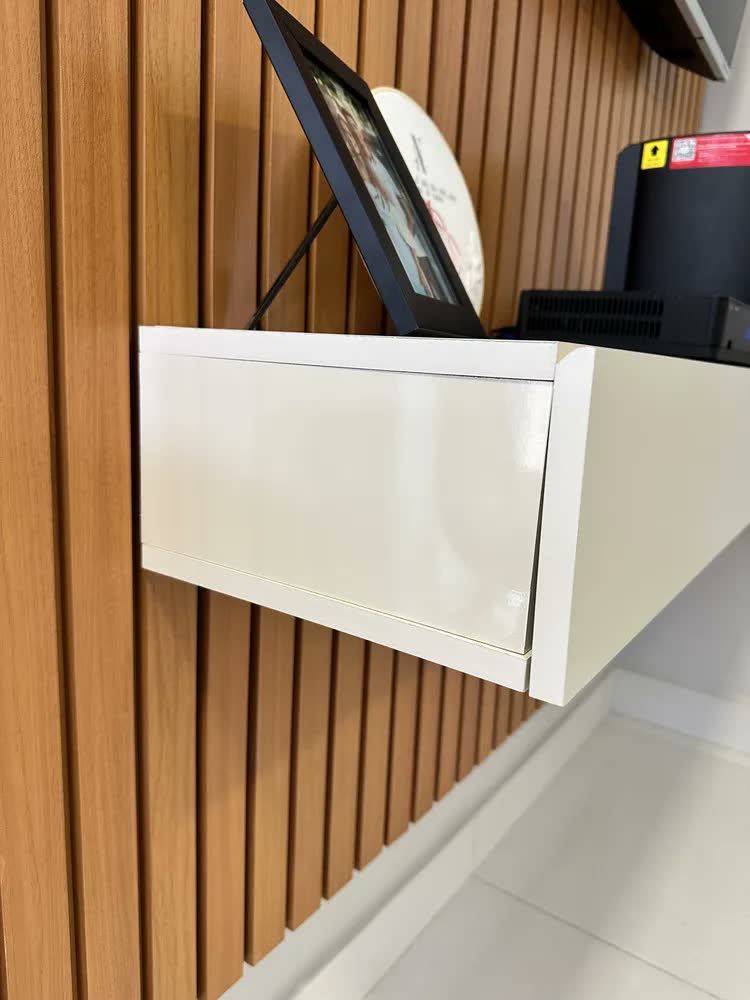 foto de Painel para TV até 55 Polegadas 1,39x2,40m Ripado com Nicho Arbo Cedro/Off White EDN