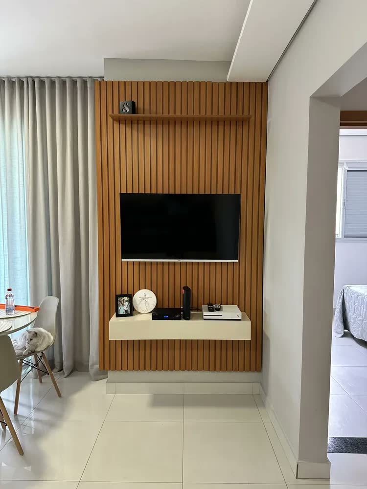 foto de Painel para TV até 55 Polegadas 1,39x2,40m Ripado com Nicho Arbo Cedro/Off White EDN