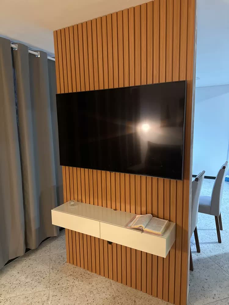 foto de Painel para TV até 55 Polegadas 1,39x2,40m Ripado com Nicho Arbo Cedro/Off White EDN