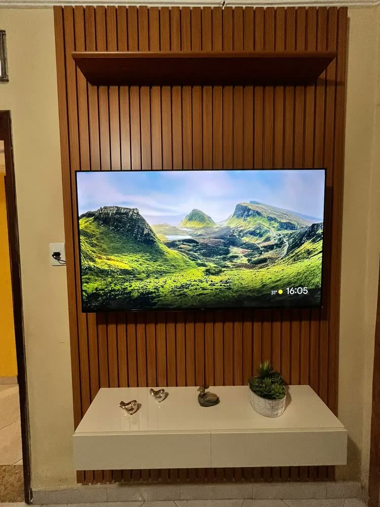 foto de Painel para TV até 55 Polegadas 1,39x2,40m Ripado com Nicho Arbo Cedro/Off White EDN
