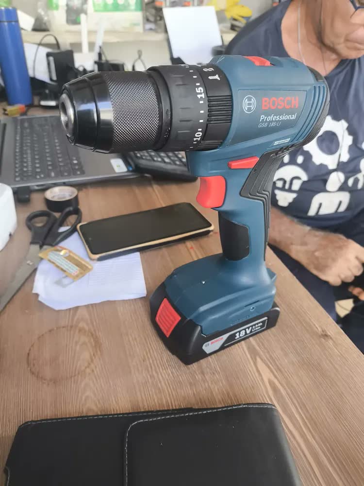 foto de Parafusadeira Furadeira de Impacto GSB 185-LI 2 Baterias, Carregador e Maleta