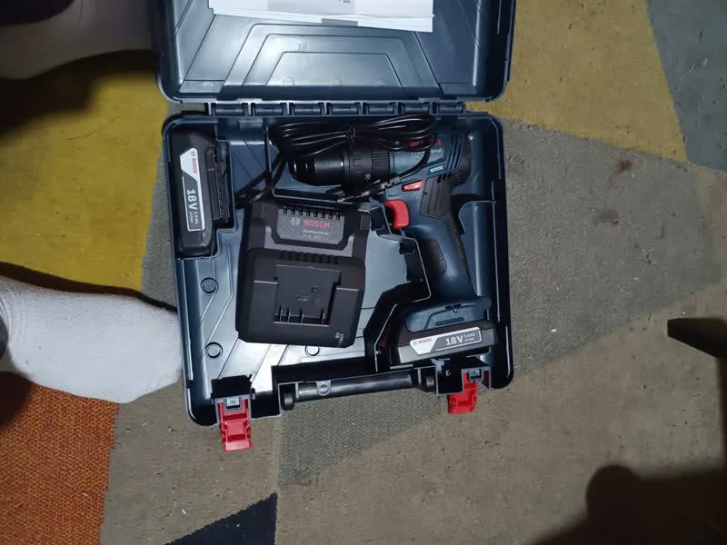 foto de Parafusadeira Furadeira de Impacto GSB 185-LI 2 Baterias, Carregador e Maleta