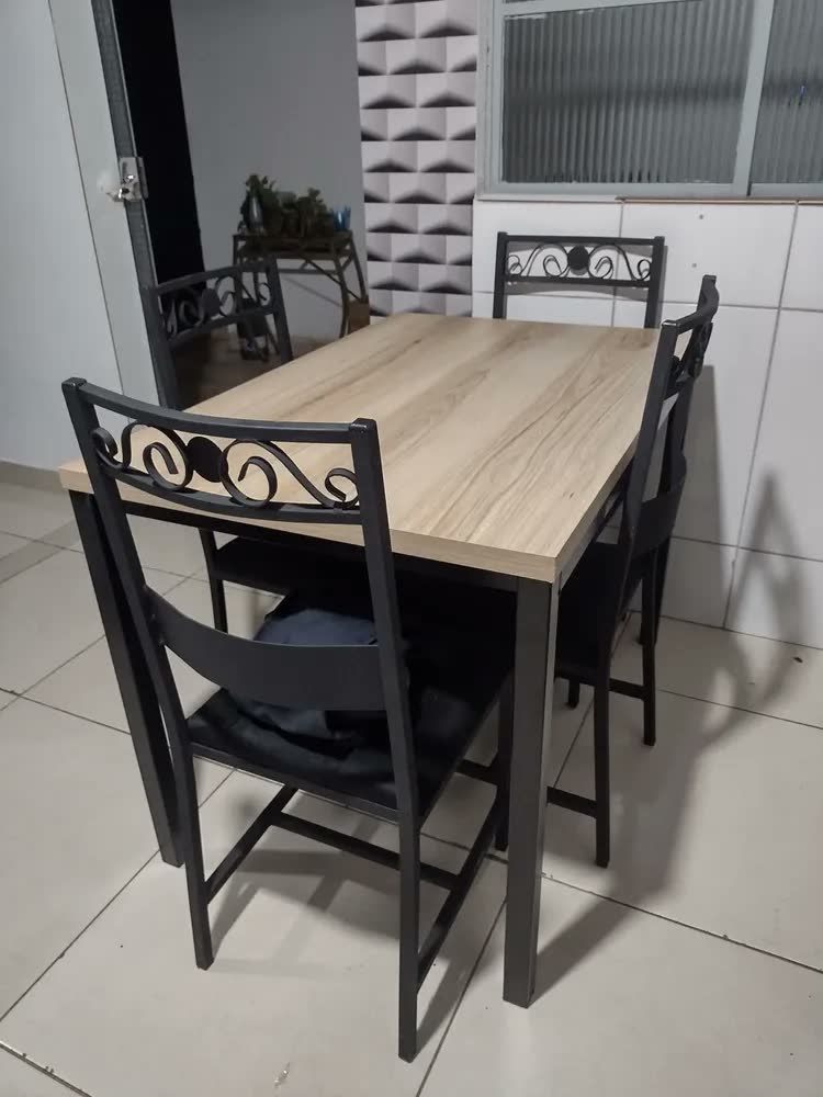 foto de Mesa Jantar Ciplafe Flex Tubo Preto Fosco Tampo Madeira Amêndoa 1,10M 4 Lugares