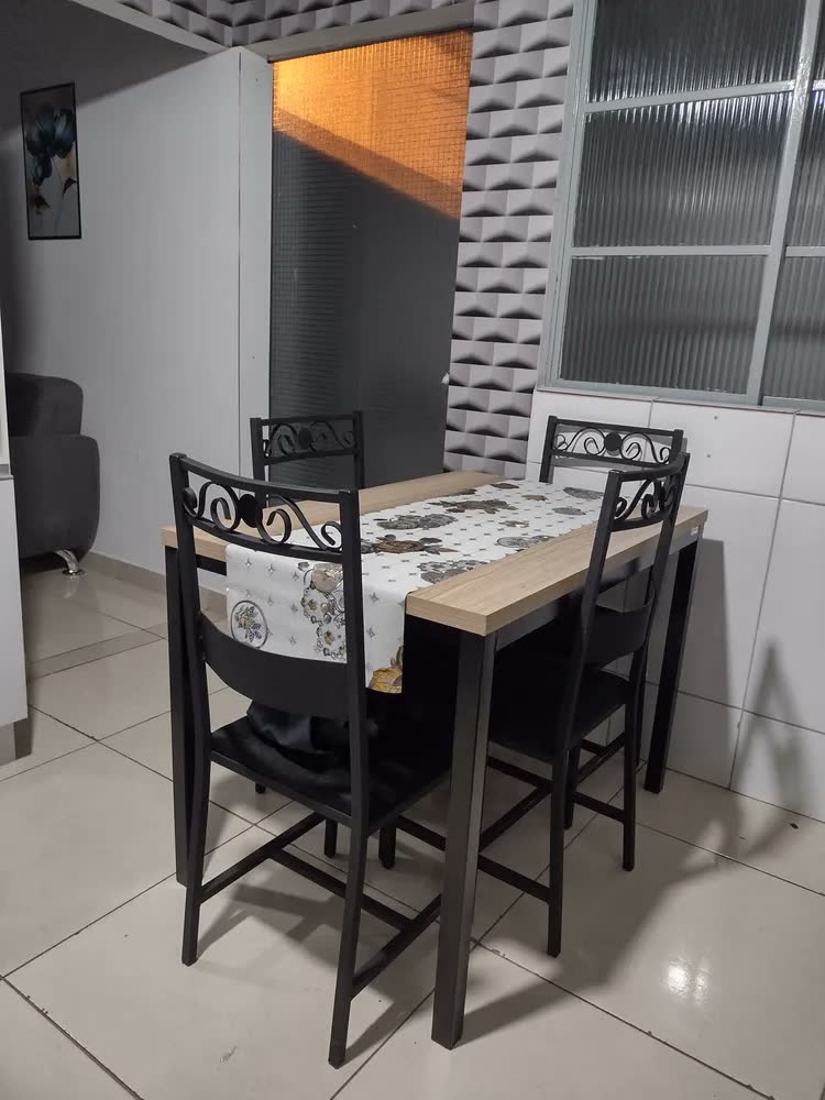 foto de Mesa Jantar Ciplafe Flex Tubo Preto Fosco Tampo Madeira Amêndoa 1,10M 4 Lugares