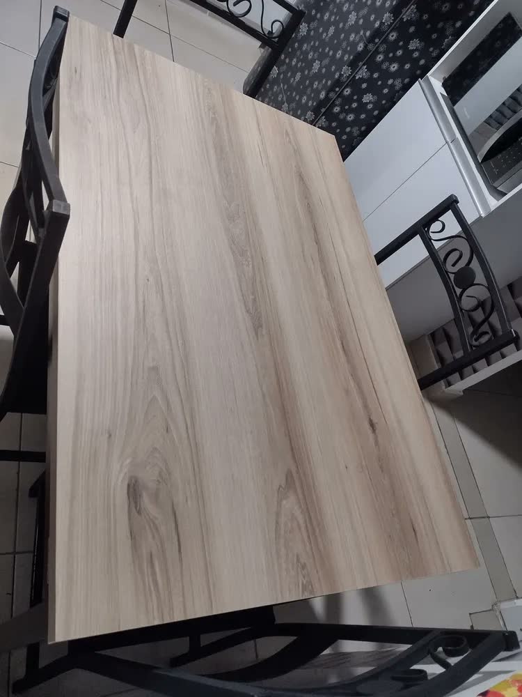 foto de Mesa Jantar Ciplafe Flex Tubo Preto Fosco Tampo Madeira Amêndoa 1,10M 4 Lugares