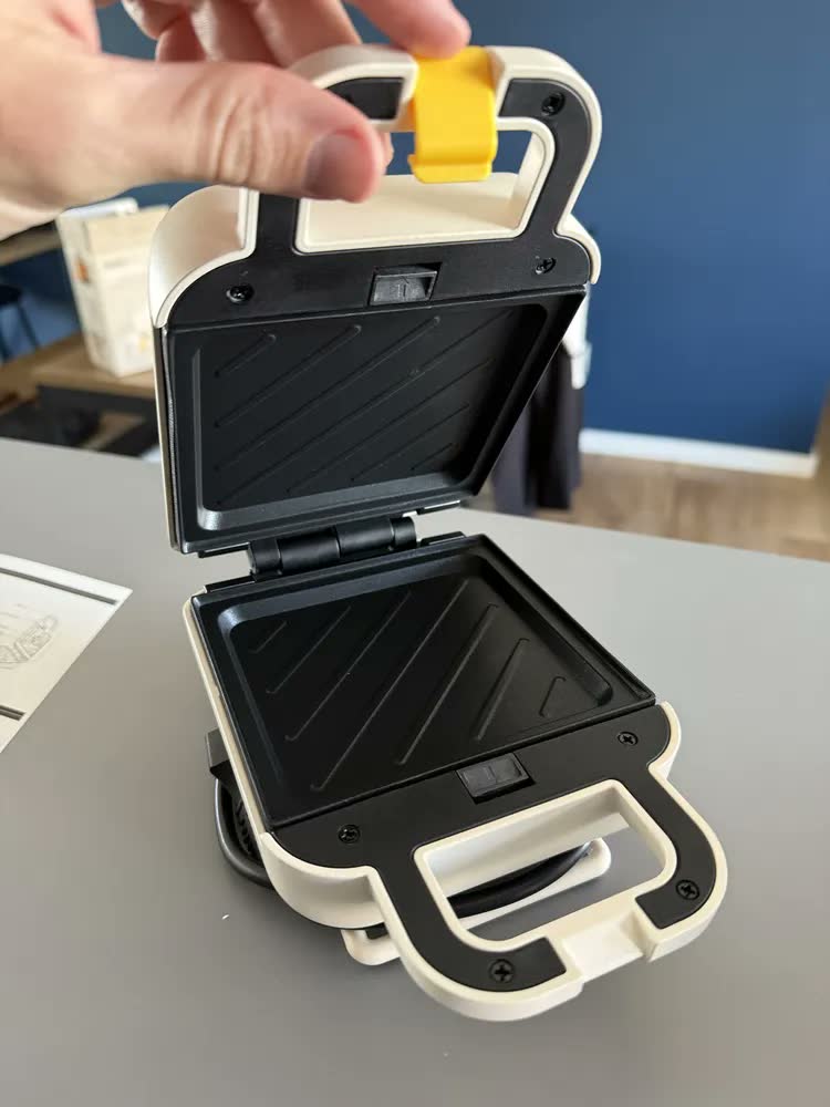 foto de Mini Sanduicheira Elétrica Grill Gaabor Antiaderente 600w Cor Branco