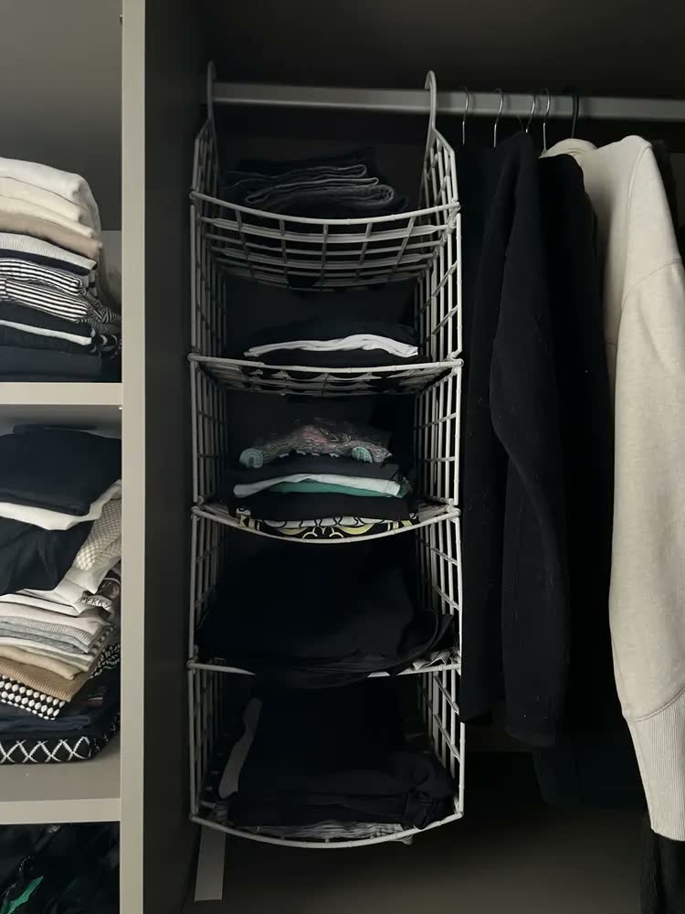 foto de Cesto Suspenso Organizador Prateleira Roupas Multiuso Cor Preto Arqplast