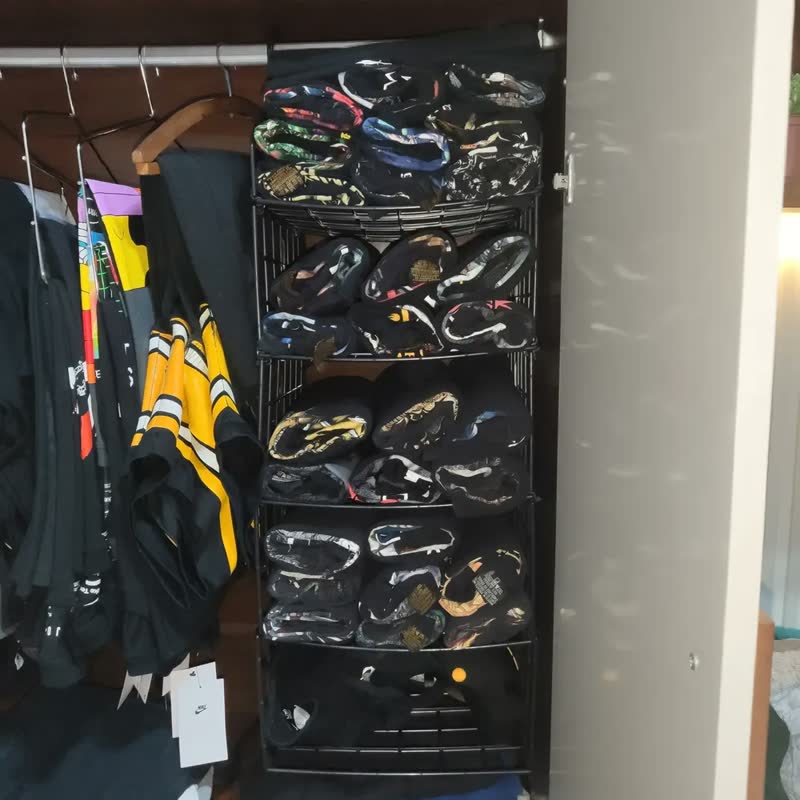 foto de Cesto Suspenso Organizador Prateleira Roupas Multiuso Cor Preto Arqplast