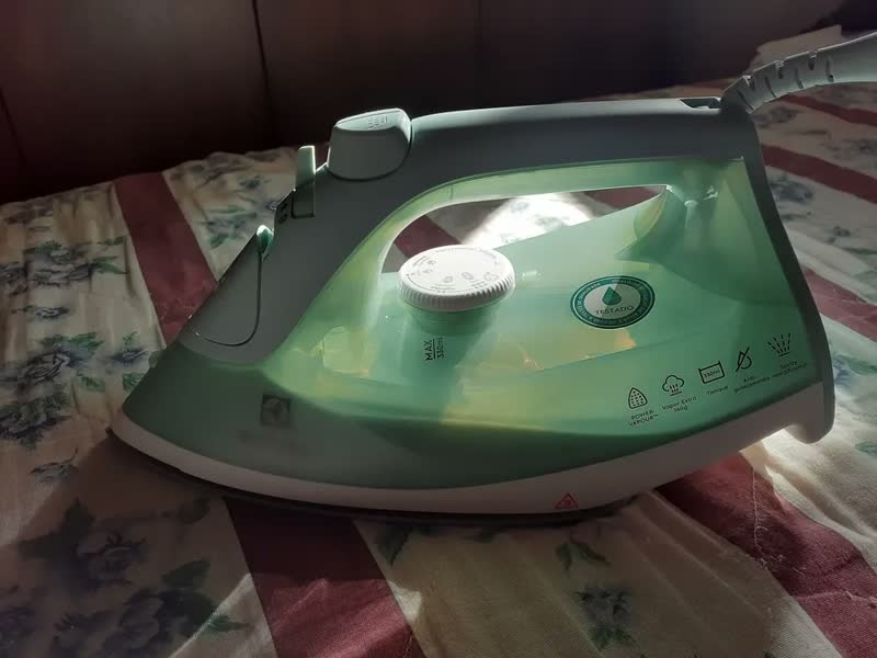 foto de FERRO ELECTROLUX DE PASSAR A VAPOR E SECO EXPERIENCE COM POWERVAPOUR VERDE CLARO ESI51
