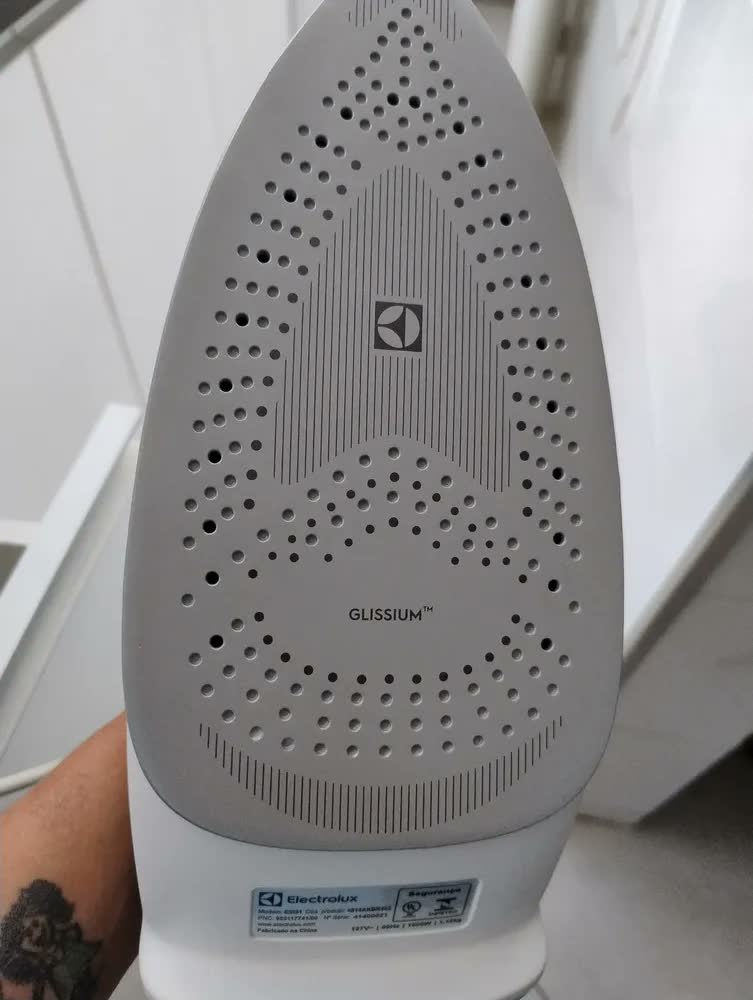 foto de FERRO ELECTROLUX DE PASSAR A VAPOR E SECO EXPERIENCE COM POWERVAPOUR VERDE CLARO ESI51