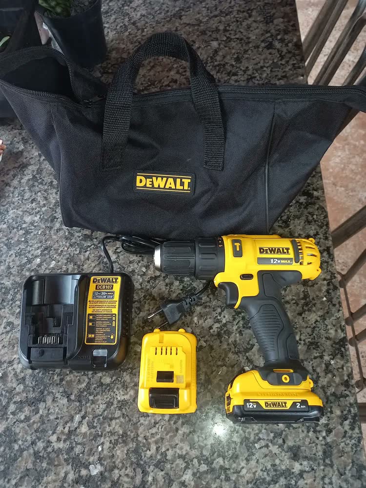 foto de Dewalt Impact Driver Drill 12v DCD716d2 2 baterias Cor Amarelo