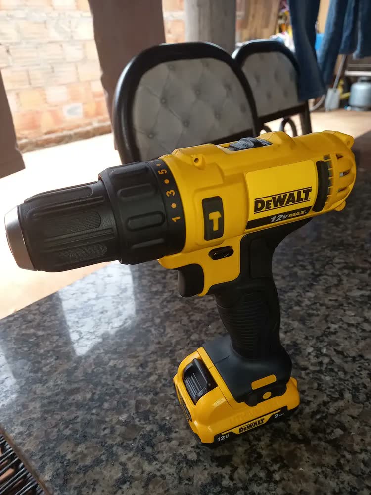 foto de Dewalt Impact Driver Drill 12v DCD716d2 2 baterias Cor Amarelo
