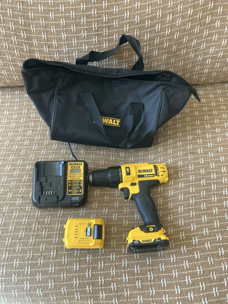 foto de Dewalt Impact Driver Drill 12v DCD716d2 2 baterias Cor Amarelo