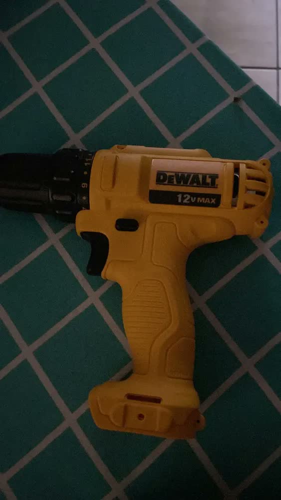 foto de Dewalt Impact Driver Drill 12v DCD716d2 2 baterias Cor Amarelo