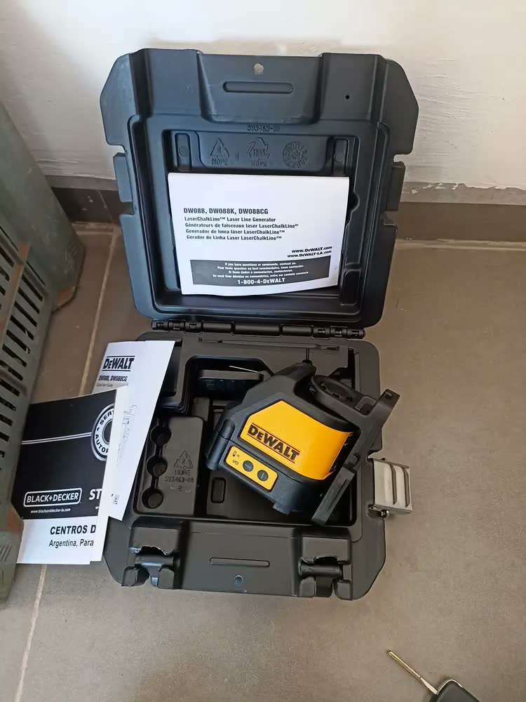 foto de Nível a Laser Vermelho Alcance de 15 Metros DEWALT DW088K Inclui Pilhas, Suporte e Maleta
