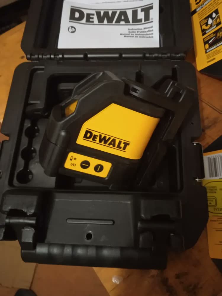foto de Nível a Laser Vermelho Alcance de 15 Metros DEWALT DW088K Inclui Pilhas, Suporte e Maleta