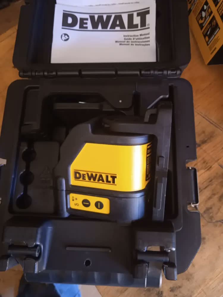 foto de Nível a Laser Vermelho Alcance de 15 Metros DEWALT DW088K Inclui Pilhas, Suporte e Maleta