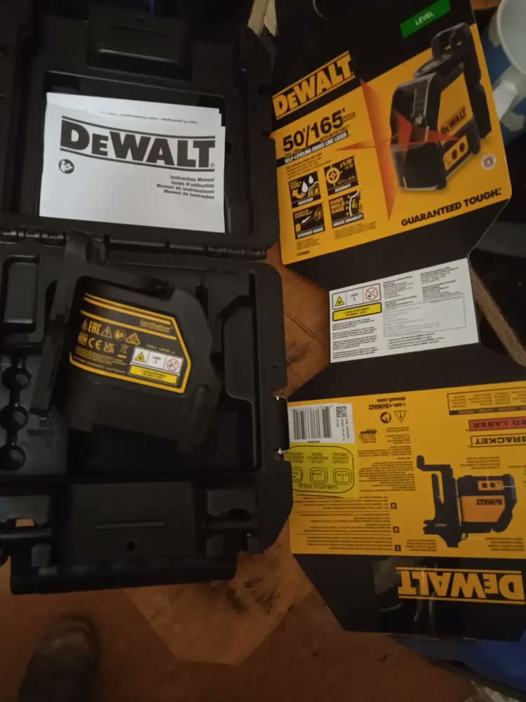 foto de Nível a Laser Vermelho Alcance de 15 Metros DEWALT DW088K Inclui Pilhas, Suporte e Maleta