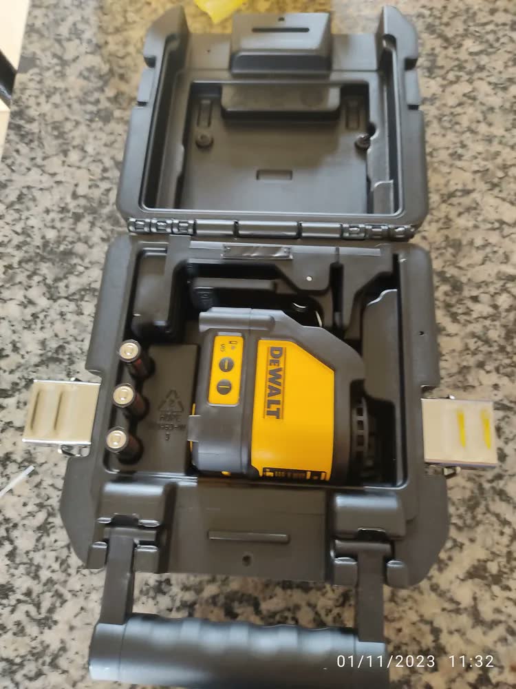 foto de Nível a Laser Vermelho Alcance de 15 Metros DEWALT DW088K Inclui Pilhas, Suporte e Maleta