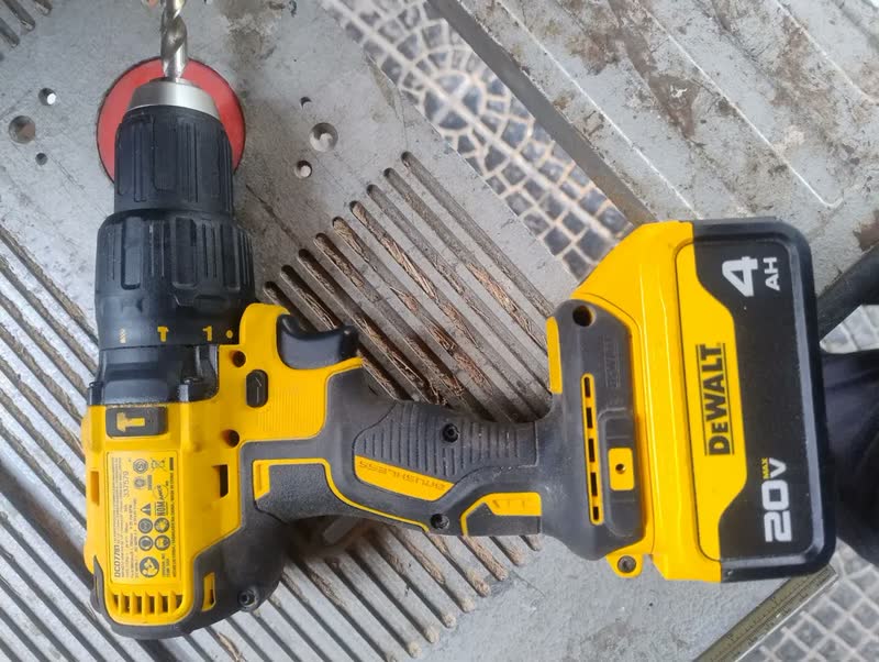 foto de Parafusadeira e Furadeira de Impacto 13mm 20V Brushless DEWALT DCD7781B