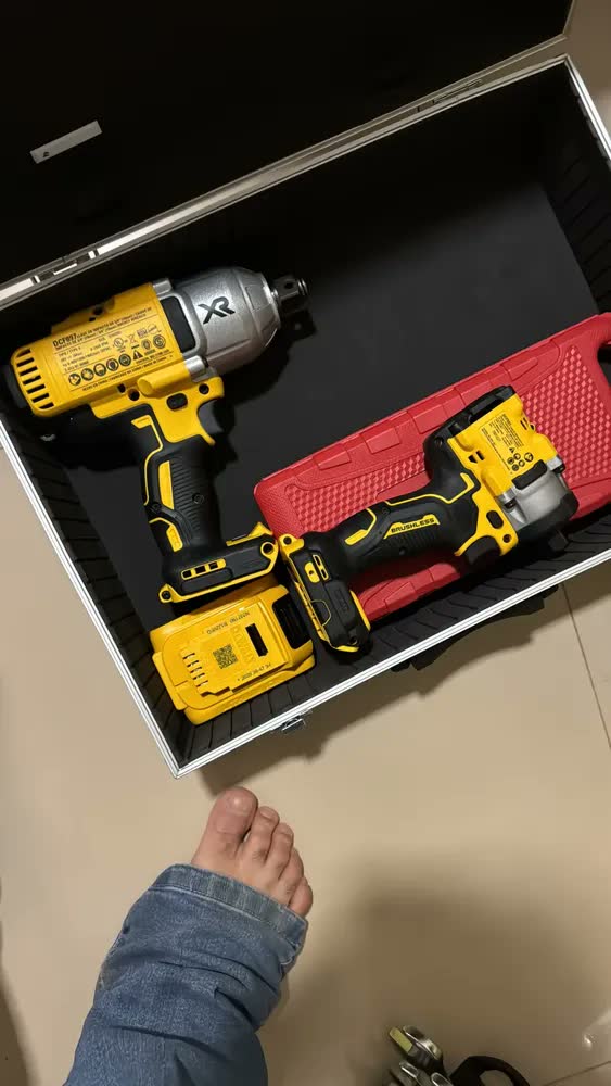foto de Chave de Impacto 13mm 20V DEWALT DCF922D2 Com 2 Baterias, Carregador e Bolsa para Transporte
