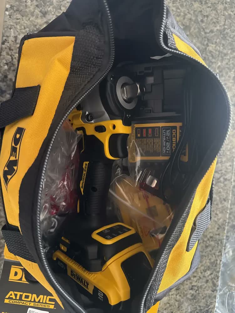 foto de Chave de Impacto 13mm 20V DEWALT DCF922D2 Com 2 Baterias, Carregador e Bolsa para Transporte